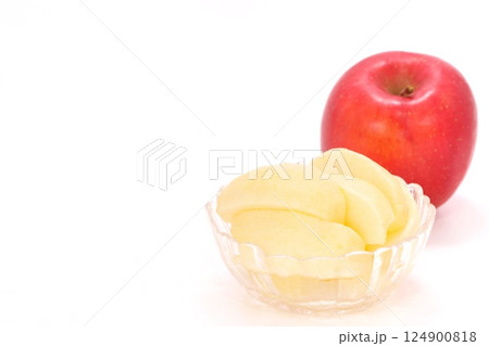 赤いリンゴ 恋ふじ 岩手県産 カット デザート 明るい背景 赤いリンゴ 恋ふじ 岩手県産 カット デザート 明るい背景 124900818