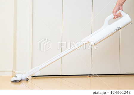 コードレスクリーナーで掃除をする 124901248