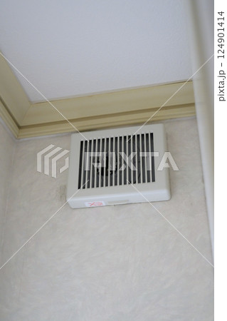 掃除前の換気扇 124901414