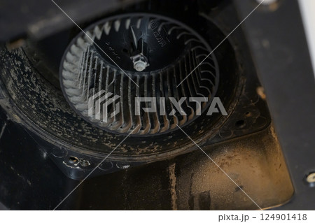 分解清掃中の換気扇（バスルーム） 124901418