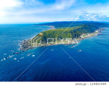 室戸岬の春|ドローン空撮で見る灯台と黒潮の海原 室戸岬の春|ドローン空撮で見る灯台と黒潮の海原 124901494