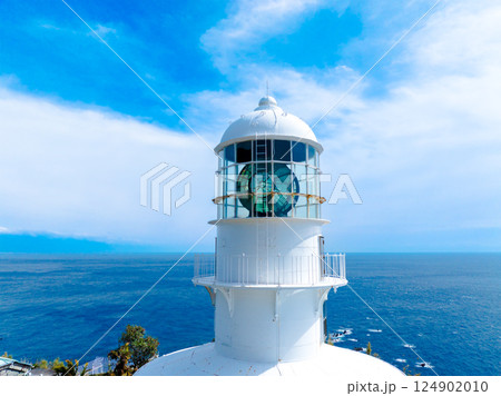 室戸岬灯台を望む|青空と海に映える春の絶景 室戸岬灯台を望む|青空と海に映える春の絶景 124902010