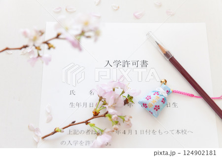 入学許可書と生花の桜、合格祈願のお守り 受験のイメージ 入学許可書と生花の桜、合格祈願のお守り 受験のイメージ 124902181