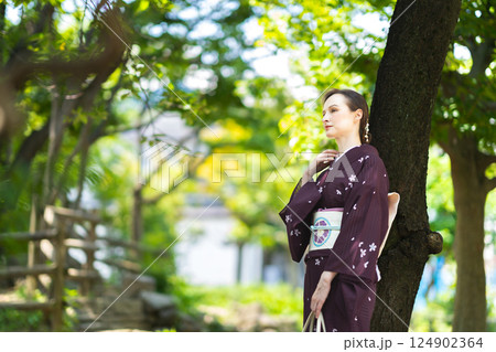 木陰　外国人女性　着物 124902364