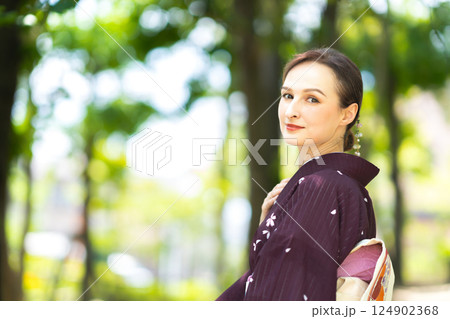木陰 外国人女性 着物 木陰 外国人女性 着物 124902368