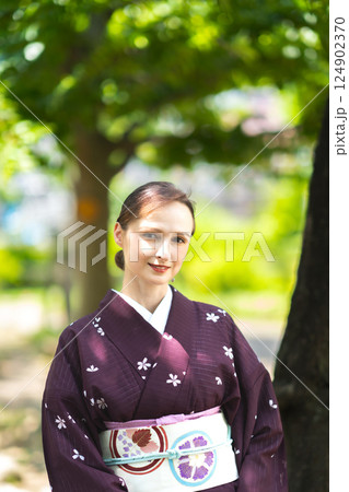 木陰 外国人女性 着物 木陰 外国人女性 着物 124902370
