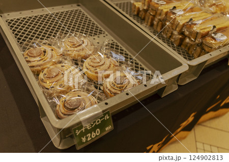 シナモンロールの販売 パン箱 移動販売 シナモンロールの販売 パン箱 移動販売 124902813