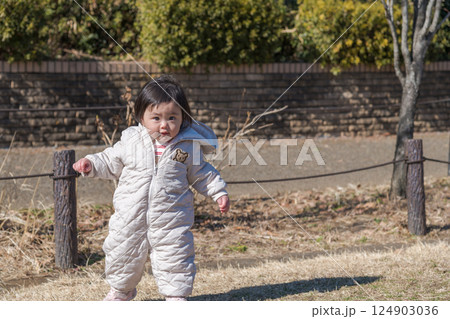 【相模原市立麻溝公園の芝生広場で遊ぶ1歳児】 【相模原市立麻溝公園の芝生広場で遊ぶ1歳児】 124903036