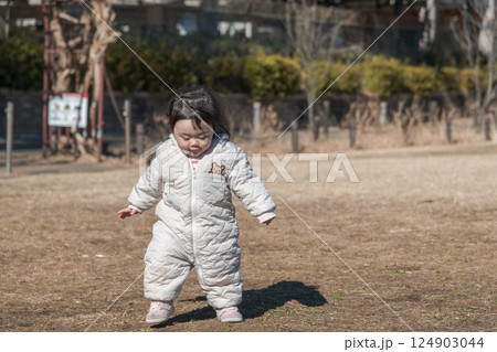 【相模原市立麻溝公園の芝生広場で遊ぶ1歳児】 【相模原市立麻溝公園の芝生広場で遊ぶ1歳児】 124903044