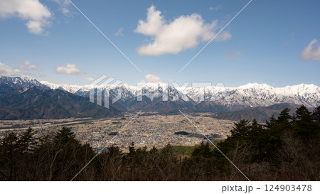 鷹狩山から見る大町市の街並みと北アルプス 長野県 鷹狩山から見る大町市の街並みと北アルプス 長野県 124903478