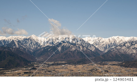 鷹狩山から見る大町市の街並みと北アルプス　長野県 124903481