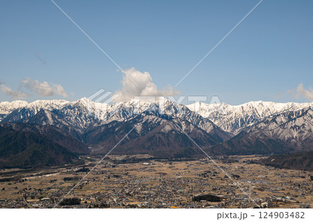 鷹狩山から見る大町市の街並みと北アルプス 長野県 鷹狩山から見る大町市の街並みと北アルプス 長野県 124903482