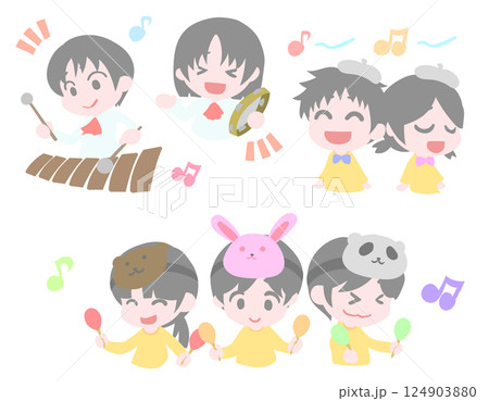 音楽発表会を楽しむ子ども達 124903880
