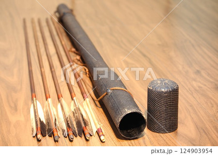 古い矢筒と矢 124903954
