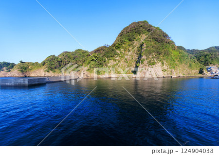 漁船が停泊する穏やかな中木港。隣接する岩山には柱状節理が見える。ヒリゾ浜中木南伊豆町伊豆半島静岡県 124904038
