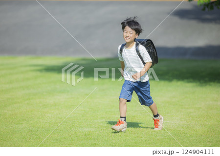 屋外を歩くランドセルを背負った小学生 屋外を歩くランドセルを背負った小学生 124904111
