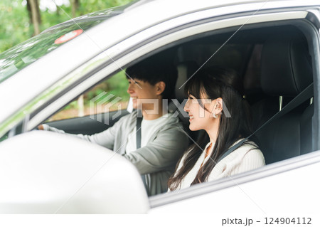 ドライブ中に楽しそうに会話する若いカップル,夫婦 124904112