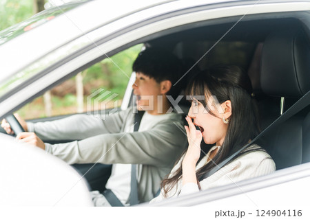 急ブレーキを踏む交通事故に遭いそうな男性ドライバーと恐怖で叫ぶ助手席の女性 124904116