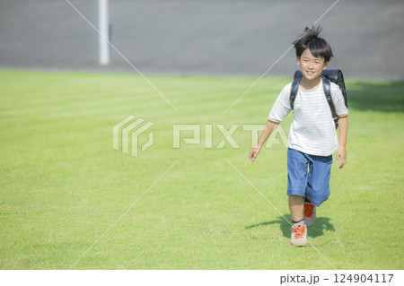 屋外を歩くランドセルを背負った小学生 屋外を歩くランドセルを背負った小学生 124904117