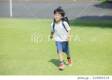 屋外を歩くランドセルを背負った小学生　　 124904119