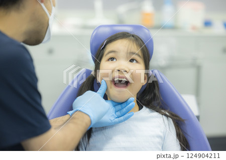 歯の治療を受ける子供 124904211