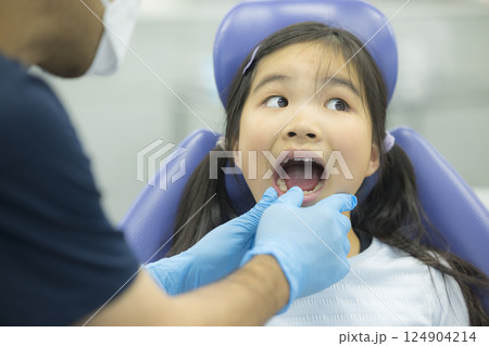 歯の治療を受ける子供 歯の治療を受ける子供 124904214