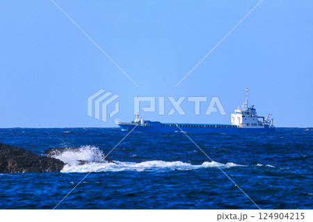 港の沖を行く巨大タンカー。ヒリゾ浜中木南伊豆町伊豆半島静岡県2024 124904215
