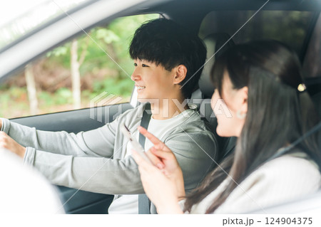 車で外出する若いアジア人カップル,夫婦 車で外出する若いアジア人カップル,夫婦 124904375