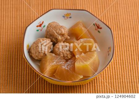 大根と肉団子の煮物 124904602