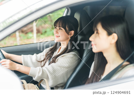 車を運転する女性と助手席に乗る女友達 車を運転する女性と助手席に乗る女友達 124904691