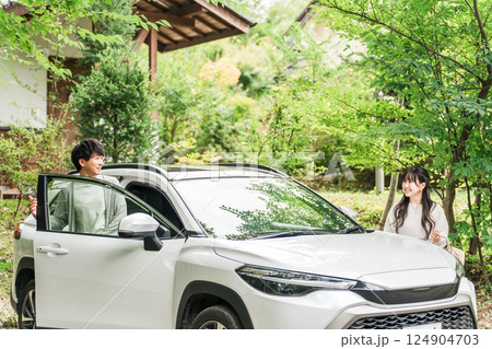 旅行でペンション・コテージに車でやってきたカップル・夫婦 124904703