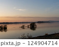 夕方の霞ヶ浦の水面と空 124904714