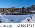 雪景色の中を走る大糸線の電車 124904718