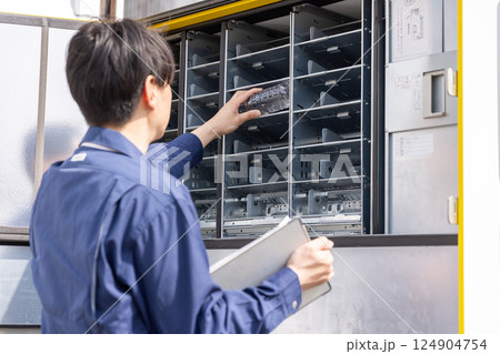 自販機の補充をする男性 124904754