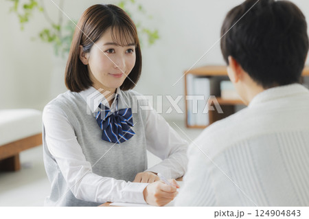 女子高生と父親 124904843