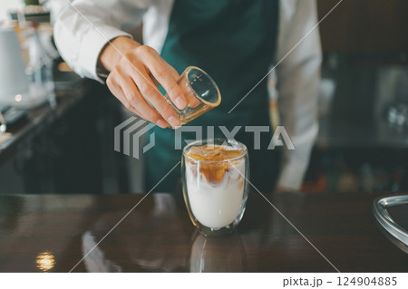 coffee shop 124904885