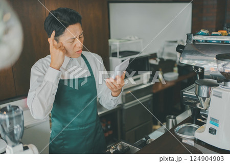 coffee shop 124904903