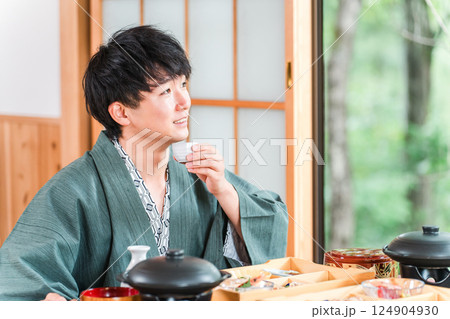 旅館で会席料理を楽しむ若いアジア人男性(部屋食・懐石料理・御膳・贅沢) 旅館で会席料理を楽しむ若いアジア人男性(部屋食・懐石料理・御膳・贅沢) 124904930
