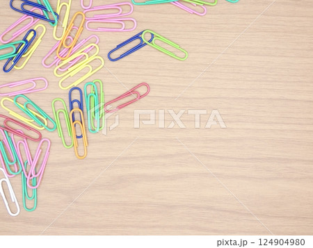 乱雑に置かれたクリップ 乱雑に置かれたクリップ 124904980