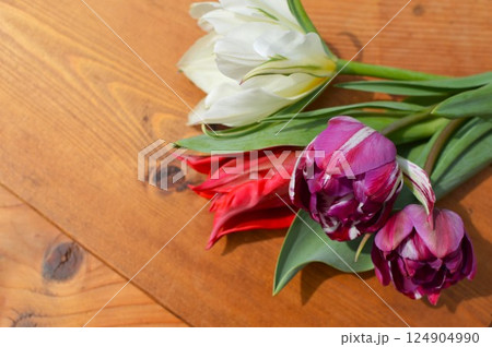 3種のチューリップの花束　　 124904990