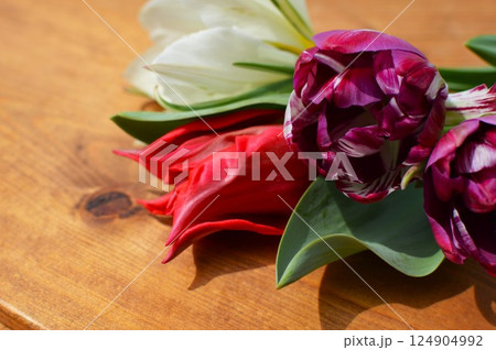 3種のチューリップの花束　　 124904992