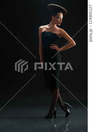 woman with disc coiffure woman with disc coiffure 124905127