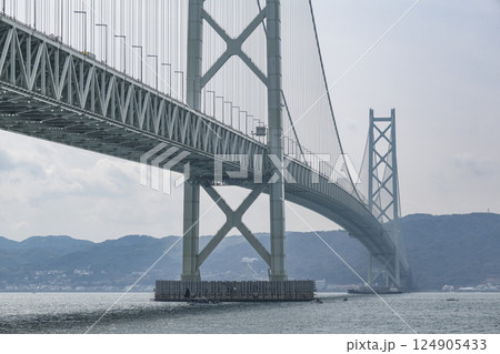 舞子公園から見る明石海峡大橋と淡路島 124905433