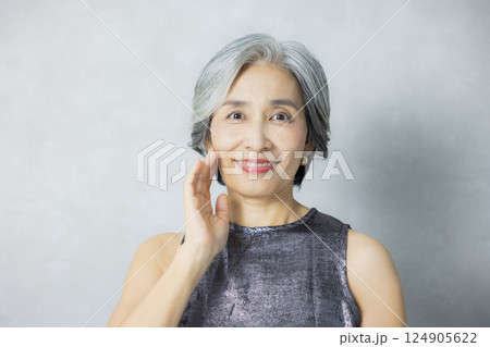 グレイヘアの女性　 124905622