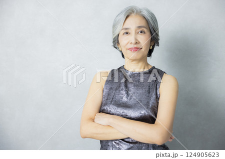 グレイヘアの女性　 124905623