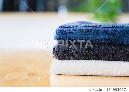 リビングのテーブルの上に置かれたタオル 124905627