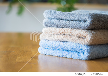 リビングのテーブルの上に置かれたタオル 124905628