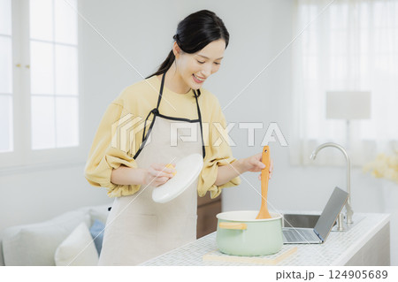 キッチンで料理をする女性 キッチンで料理をする女性 124905689