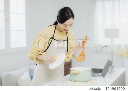 キッチンで料理をする女性 124905690