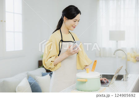 キッチンで料理をする女性 キッチンで料理をする女性 124905692